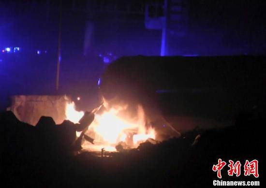火災(zāi)現(xiàn)場，可以看到一個儲氣罐正在熊熊燃燒。