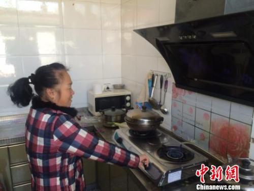 圖為居民用燃?xì)庠钭鲲?。　李庭?攝